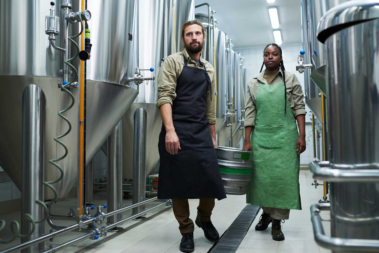 brewery-workers-carrying-keg